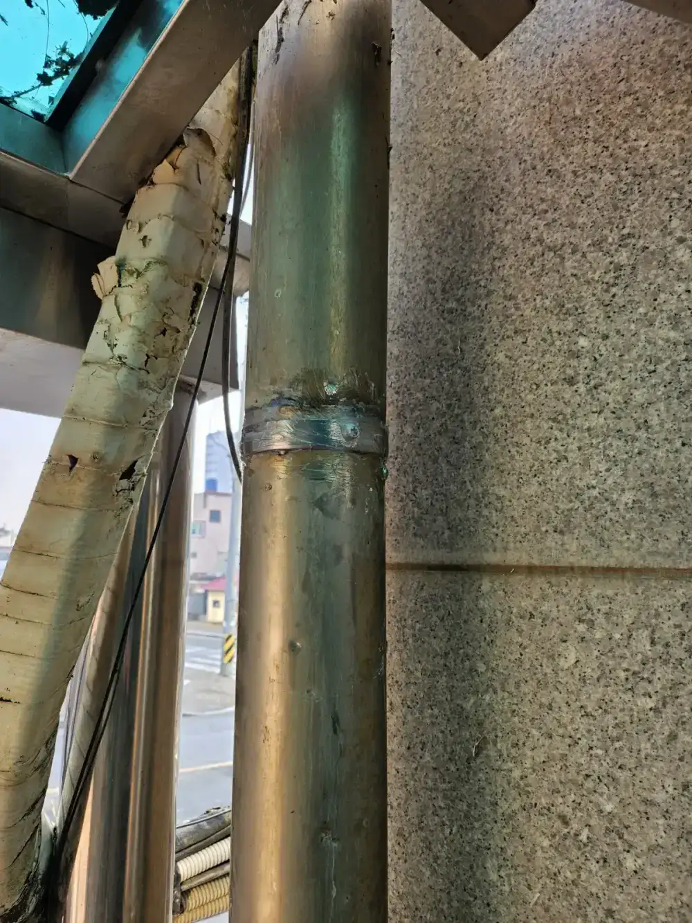 연결부 누수 보수 시공 후 — 지면까지 이어지는 외부 라인