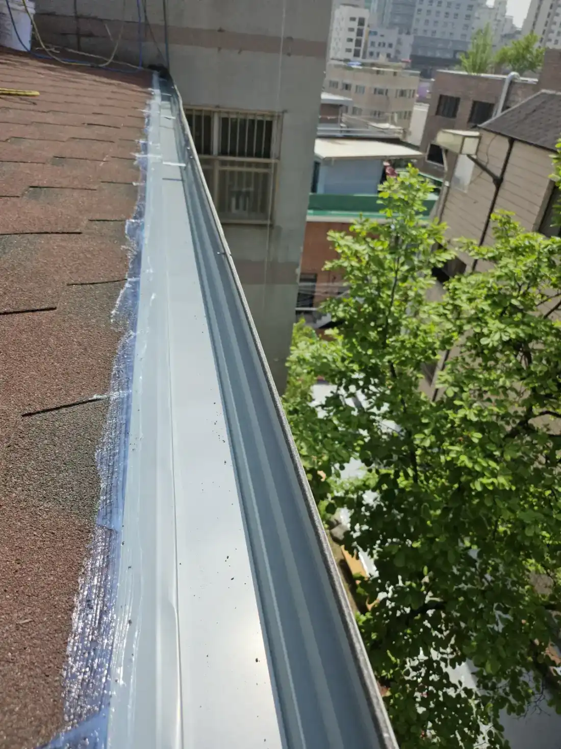 알루미늄 홈통 시공 — 경량 알루미늄 시공 직후